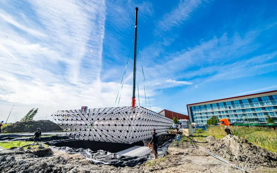 Frame van 6000 kilo in een groot gat gehesen bij Van der Valk in Leeuwarden