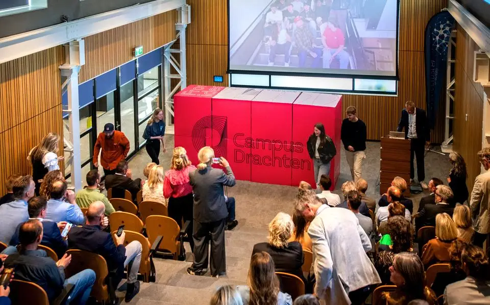 Zelfs op Urk en in Bandung willen ze weten hoe technisch onderwijs, zorg en bedrijfsleven samenwerken in Drachten