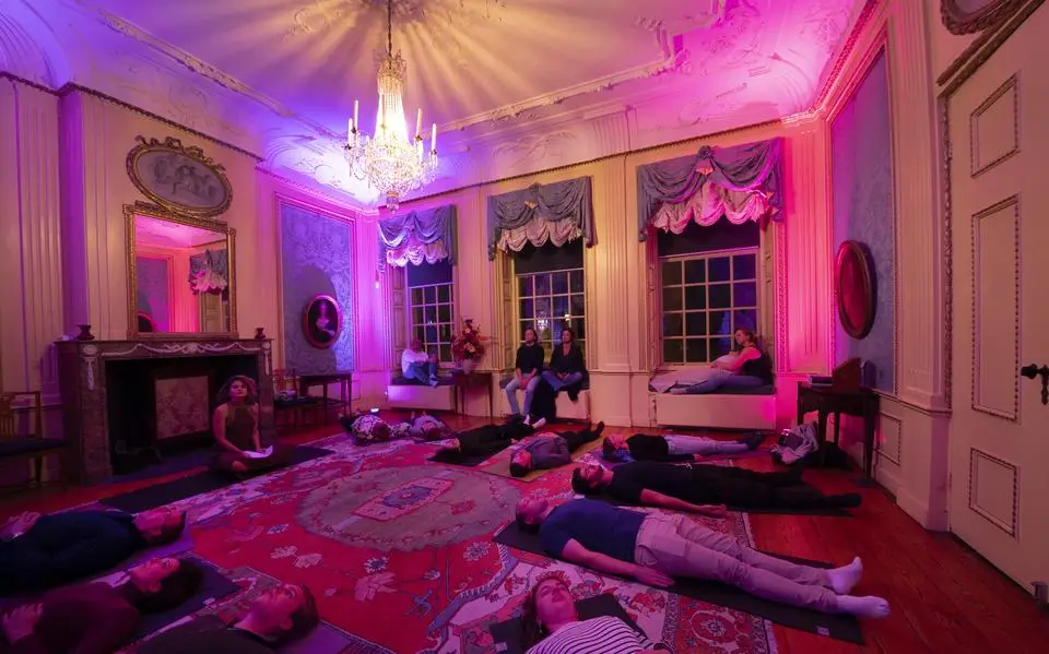 Museumnacht: liggend in het halfdonker op de museumvloer komt het plafond tot leven