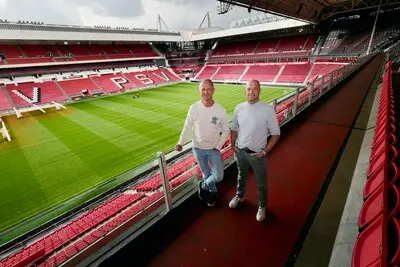 PSV heeft voor bijna 20 miljoen euro verbouwd en laat álles zien: ‘Er is nu zelfs een stilte- en gebedsruimte in de kleedkamer’