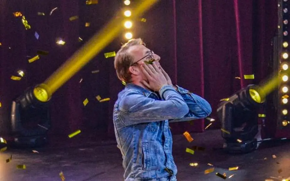 Vriendelijke, koele kikker in spijkerpak: Tim (19) uit Drachten maakt indruk in ‘Holland’s got Talent’