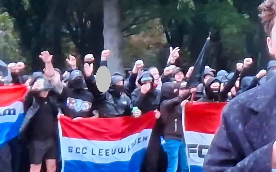 Mannen met Cambuurvlag bij extreemrechtse demonstratie in Den Haag