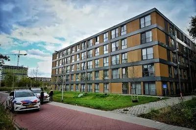 Man loopt mogelijk met vuurwapen rond appartementencomplex in Tilburg, DSI doet inval in woning
