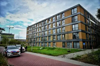 Man loopt vermoedelijk met vuurwapen appartement in Tilburg binnen, politie treft niemand aan