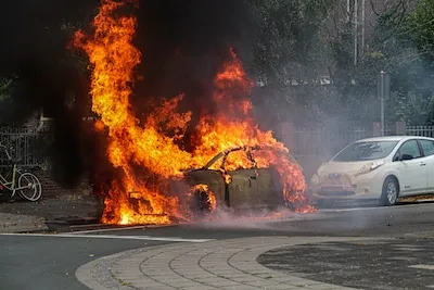 Elektrische auto vliegt spontaan in brand en verandert straat van lezer Jos in chaos