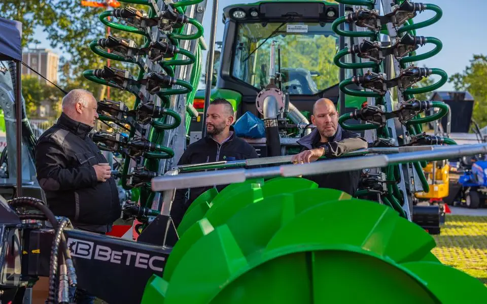 De melkprijs gaat voorlopig dalen en dat is slecht nieuws voor boeren met een volle mestput
