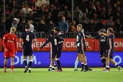 Jong PSV toont zich een waardig koploper in Almere: ploeg van Schaars deelt een spectaculaire dreun uit in de polder
