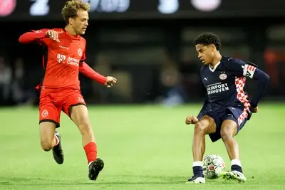 Noah Fernandez geniet van het spektakel bij Jong PSV en blinkt op 17-jarige leeftijd al uit: ‘Men ziet mij als middenvelder’