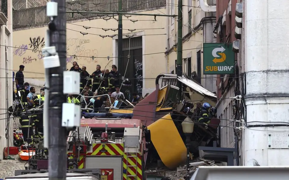 Minstens 15 doden en negen zwaargewonden door ontspoorde kabeltram in Lissabon