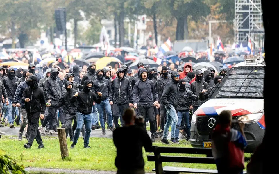 Man (22) uit Oosterwolde krijgt taakstraf en voorwaardelijk celstraf voor deelname rellen in Den Haag. ‘Uit emotie blikje gegooid’