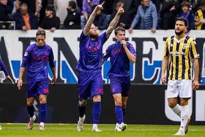Verheydt redt Willem II met rake kopballen: Tricolores ploeteren zich naar benauwde zege bij Vitesse