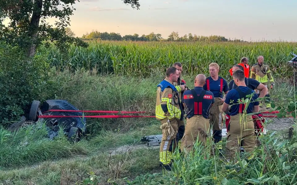 Schapenboer Hibbe vond op zijn dagelijkse rondje een auto op de kop in de sloot: ‘Hibbe sil sa wol komme, sei er’