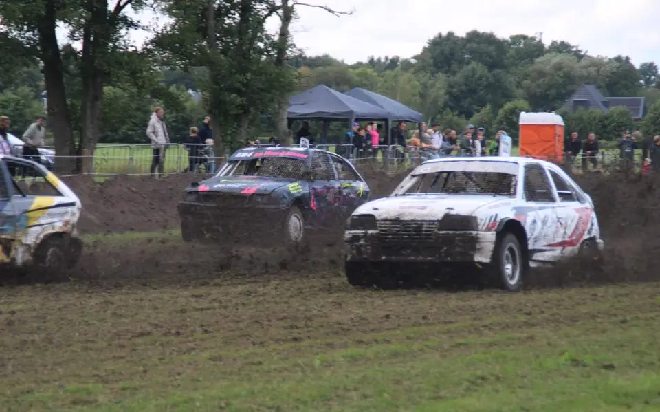 ‘Thuisrijders’ scoren in Surhuisterveen: veel bekijks bij autocross
