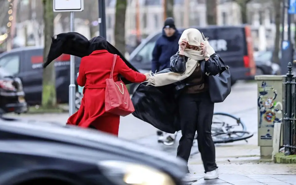 Orkaan Humberto trekt richting Europa: Nederland maakt zich op voor buien en stevige wind