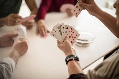Conflict kaartclub in ouderencomplex escaleert: ‘Gaat zelfs roddel dat meneer zijn echtgenote zou hebben vermoord’