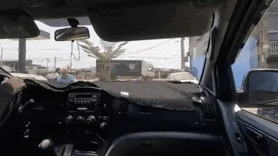 Diep in de sloppenwijk in Ivoorkust spot Kees van der Spek ineens... een Eindhovense vrachtwagen