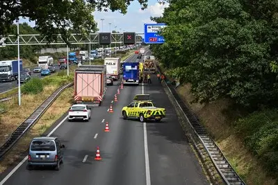 Vrachtwagens botsen op A58 van Breda naar Tilburg, levert half uur vertraging op
