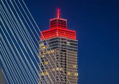 Brabantse gebouwen kleuren rood op Dress Red Day