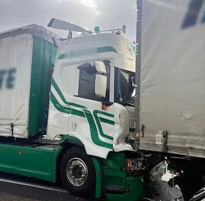 Ongeval met vier vrachtwagens bij Tilburg zorgt voor afsluiting op A58: verkeer richting Bergen op Zoom moet omrijden