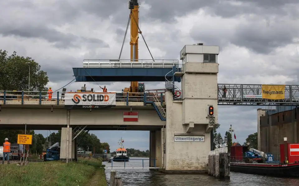 Harde windvlagen houden plaatsing brug Uitwellingerga urenlang tegen: ‘26 ton moet niet te veel bewegen’