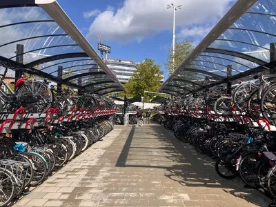 Fietsenstalling bij Eindhovens busstation opgeleverd, versmalde Stationsweg gaat weer open