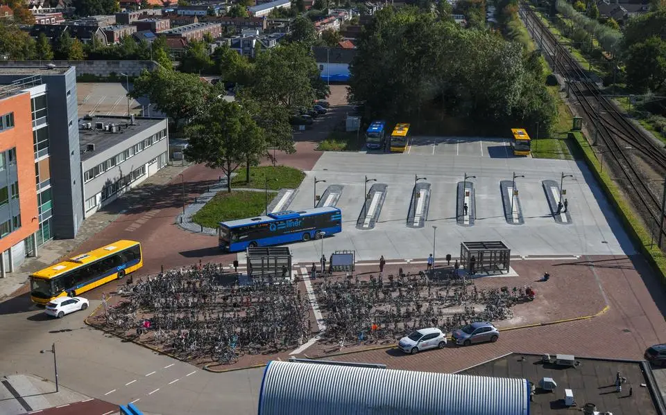Overkapping busstation Heerenveen voorlopig geschrapt door hoge kosten: ‘Situatie is onveilig en rommelig’