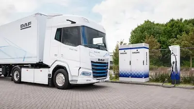 DAF klaar voor serieproductie elektrische trucks, maar waarschuwt: ‘Ook meer groene stroom en laadpalen nodig’