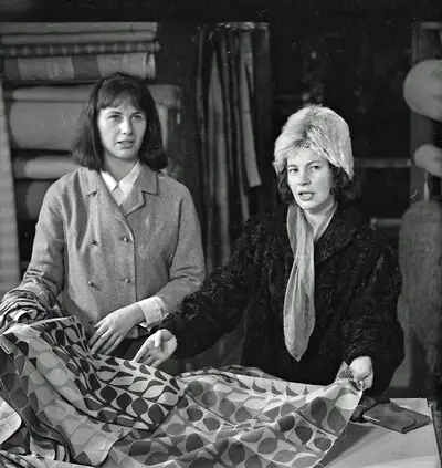 Een nieuwe jurk of toch gordijnen? Wat waren deze dames in 1964 met deze rol stof van plan?