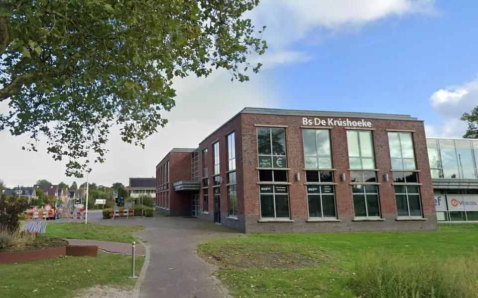 Twaalf jonge vluchtelingen in het voormalige Rabobank-gebouw in Damwâld