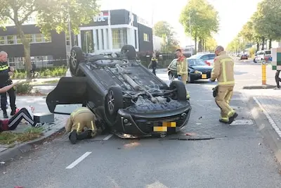 Auto belandt op zijn kop bij botsing op kruising in Eindhoven