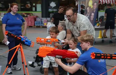 Verrassingen op markt in Citycentrum: schuiftafeltennis en foamgeweren trekken jong en oud