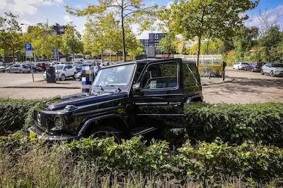 Automobilist neemt de benen nadat hij met dure terreinwagen in bosjes belandt in Eindhoven