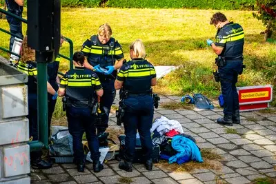 Politie onderzoekt achtergelaten koffers langs de Rijnhavenbrug in Alphen