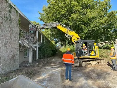 Grijpkraan maakt einde aan versleten Vinkjeshof in Nuenen, nieuwe appartementen in 2027 klaar