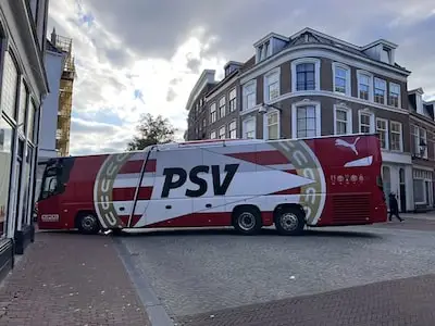Spelersbus van PSV rijdt zich klem in Leeuwarden