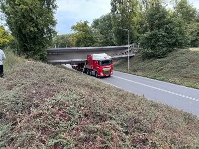 Vrachtwagen rijdt tegen brug en blokkeert hoofdweg richting Elisabeth-TweeSteden Ziekenhuis: voetganger gewond