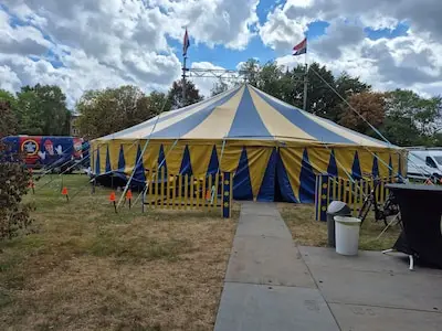 Circus in de Zorg laat mensen van de Paladijn lachen, onder meer om act met knuffeldieren