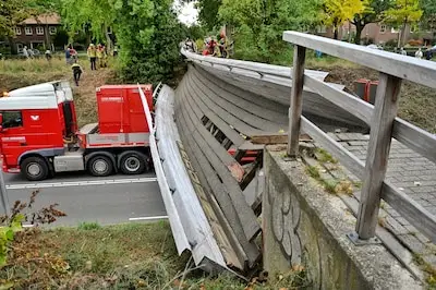 Vrachtwagen botst op brug met voetganger erop: waarom hingen er geen hoogtebordjes?