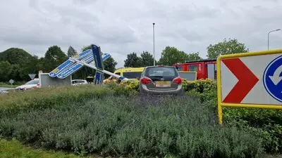 Automobilist rijdt dwars over rotonde in Nieuwkoop