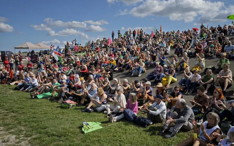 Jan (76) protesteert voor zijn kleinkinderen op de dijk bij Holwert tegen Shell. ‘Opa, ga jij maar, jij hebt tijd’