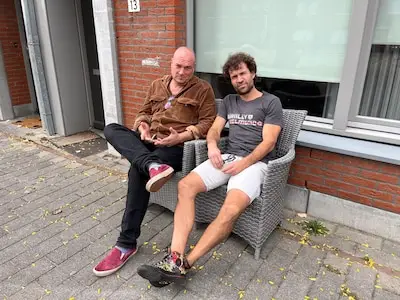Buren in Helmond gaan massaal stoepstoel zitten: ‘Waar ook ter wereld, ik zou buiten zitten’