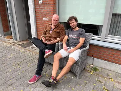 25 jaar na ‘Haagje-rit’ zoeft Denvis weer in dikke slee door Helmond, maar oei: ‘Voortuinzitters gekortwiekt’