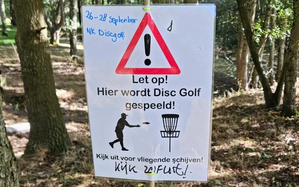 Vernielingen verstoren voorbereiding NK discgolf in Heerenveen: ‘Stuk of 90 paaltjes uit de grond’