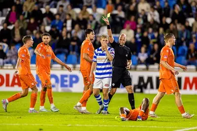 Willem II worstelt, sprokkelt én baalt van blunderende scheidsrechter: ‘Dit is niet uit te leggen, niveauloos’