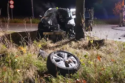 Bestuurder crasht tegen boom in Helmond, auto vliegt in brand en raakt total loss