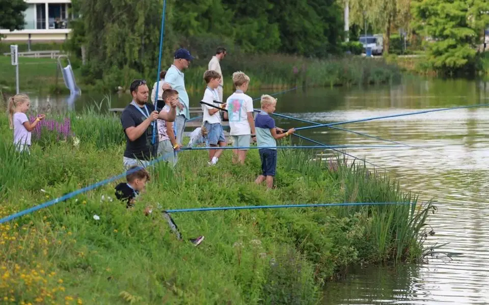 Ruim 100 kinderen leren vissen bij ZomerVISkaravaan in Drachten