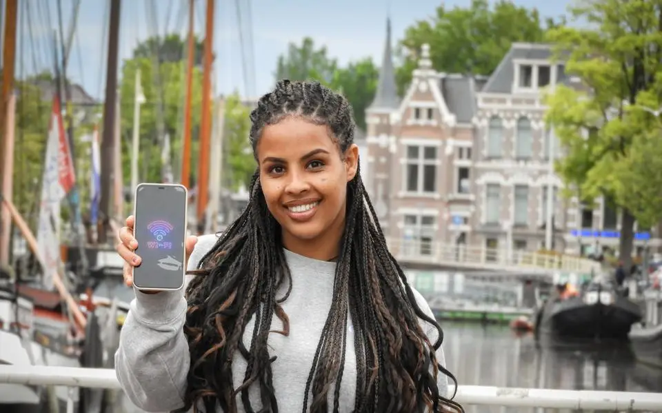 Het kostte Tegsiti (24) uit Leeuwarden twee jaar om internet te leren gebruiken. ‘In Eritrea bestaat het niet’