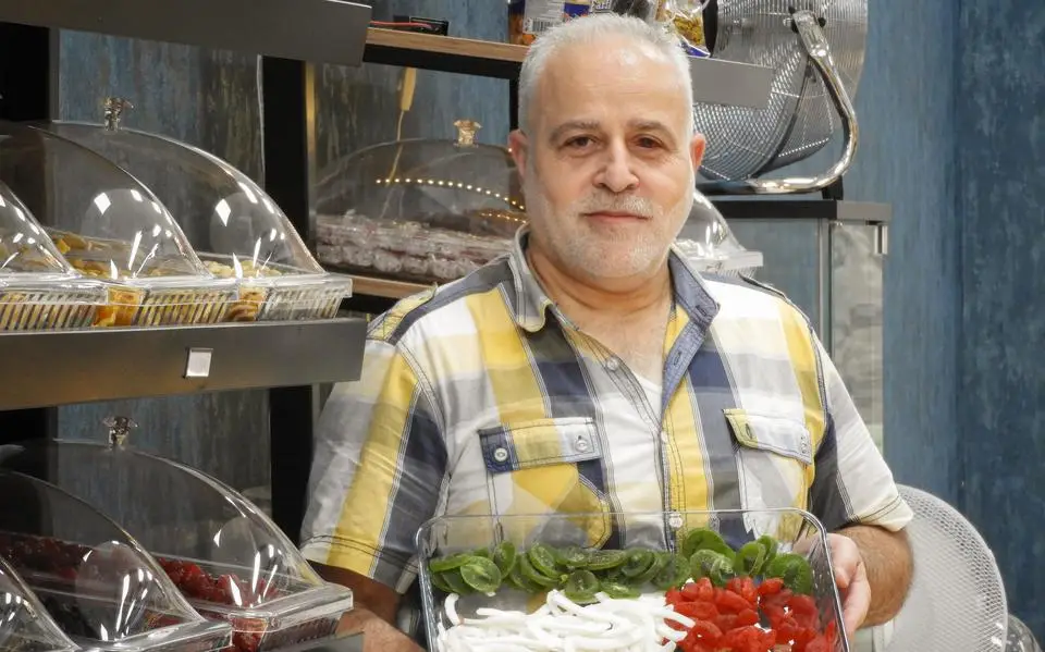 Mohamad (55) uit Harlingen helpt gezinnen in Gaza. ‘Soms hoor ik dat de ontvanger is vermoord. Zo pijnlijk’
