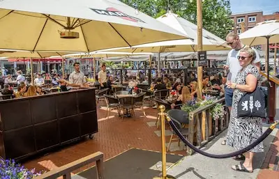 Burgemeester Dijsselbloem kondigt aan: terrassen op Eindhovense Markt moeten weer kleiner