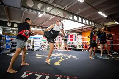 ‘Jongens zijn zo eigenwijs, laat mij maar meiden trainen’, vier Eindhovense deelnemers naar WK Muay Thai